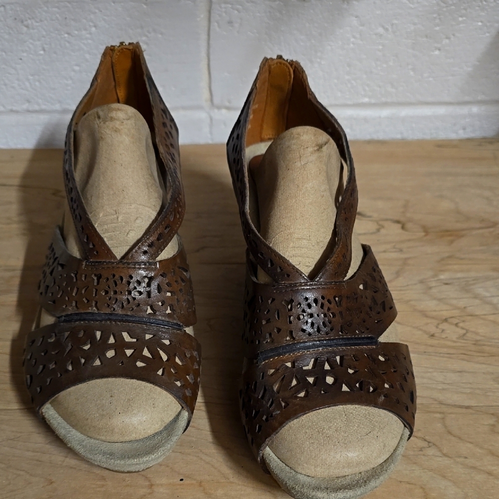 Earthies Brown Comfort Sandals with Cutout Design